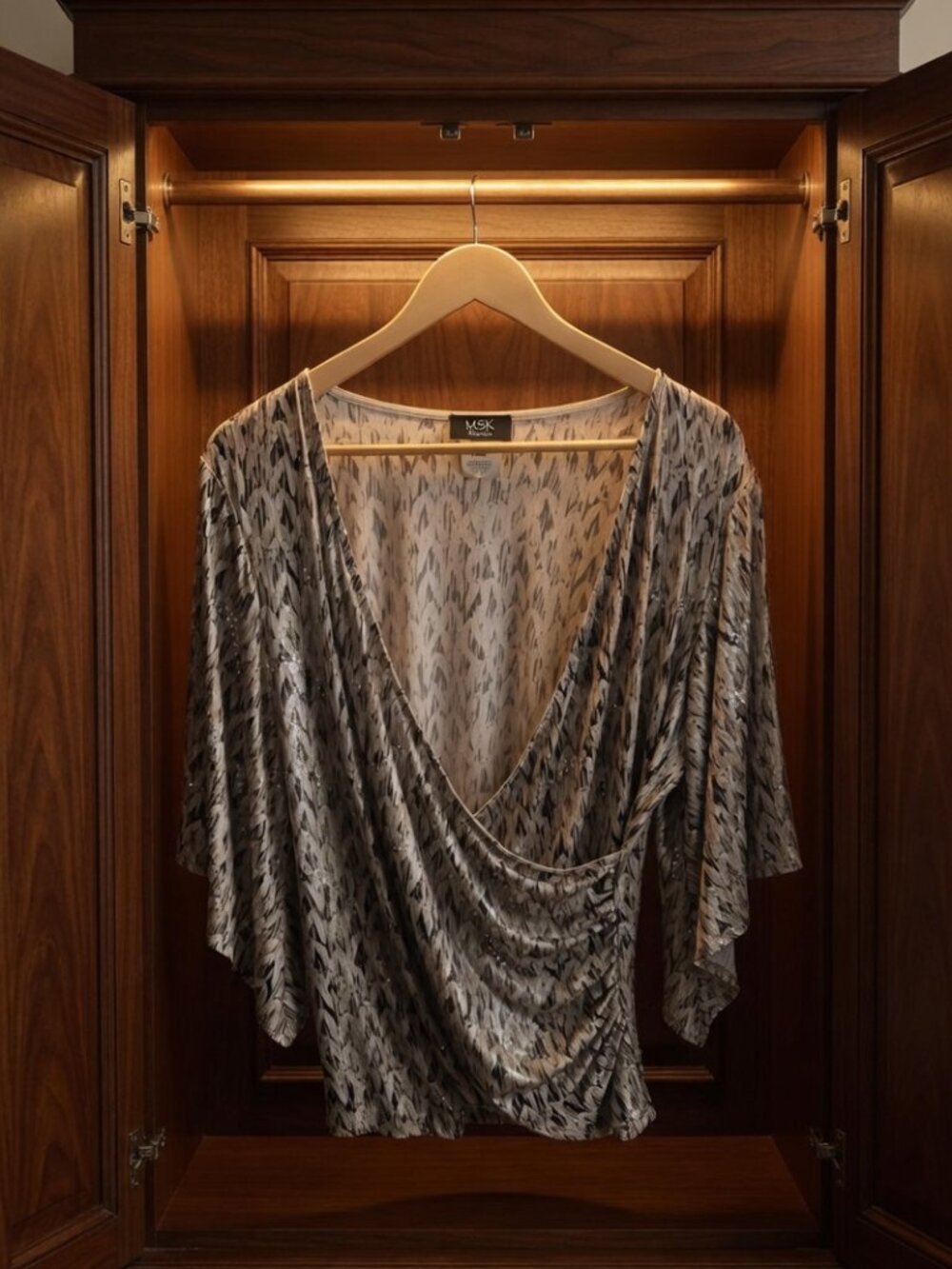 Very elegant blouse with shimmer